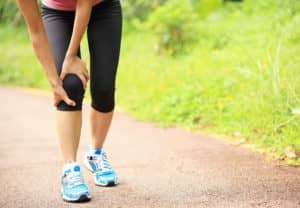 qué causa el dolor de rodilla al doblarse, síntomas comunes