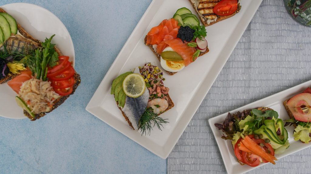 Canapes con pate de olivas negras