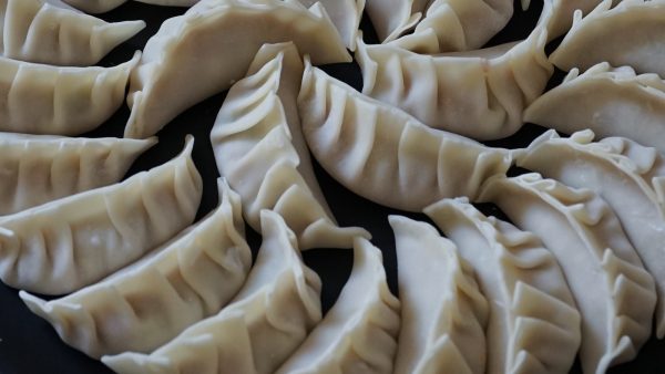 Cocinar gyozas sartén