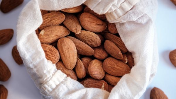 Romper almendras en casa